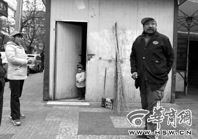 由于沒人照看，爸爸媽媽干活時帶著兩歲多的小韓靈  本報記者 董國梁 攝 