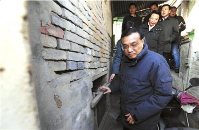 昨天，李克強(qiáng)看望包頭北梁棚戶區(qū)居民。新華社發(fā)